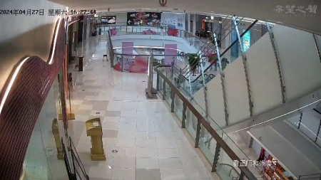 A Woman Jumped From The Third Floor Of A Shopping Mall Because The Bank Refused To Buy Her House