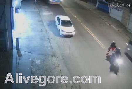 Stupid Thief Choose A Wrong Car To Attack
