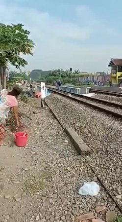 The Seconds Of Indonesian Woman Killed By A Train While Taking A Selfie