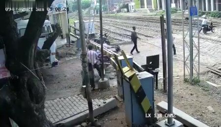 Suicidal Man Calmly Waits on Track for Train
