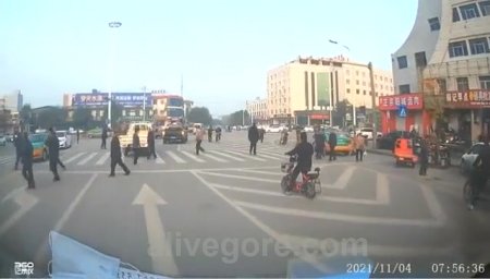 In China, A Man With A Machete Attacked People In The Street
