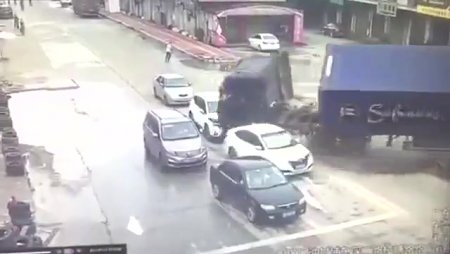 A Truck That Lost Control Crushed Three Cars