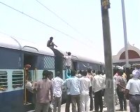 The Idiot Got Electrocuted On The Roof Of The Train