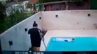 A Man Killed His Neighbor While He Was Cleaning The Pool
