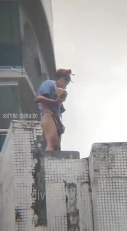 Crazy Woman With The Head Of A Child In Her Hands Jumped From The Roof Of A Building While Trying To Arrest Her