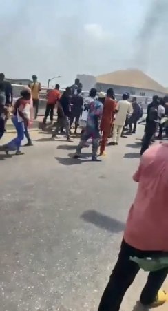 A Suspected Thief And Kidnapper Was Beaten And Set Ablaze By An Angry Mob In Nigeria