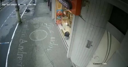 Stabbed Man Dies At Shop Door