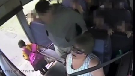 Idiot Female Bus Driver Dragged The Child Through The Door Jamming His Backpack