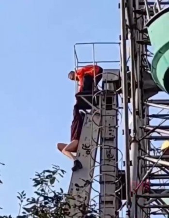 The Rescuer Could Not Hold The Woman And She Fell Off The Ride
