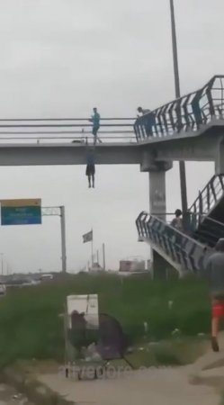 Dude Hangs Himself From Bridge. Brazil