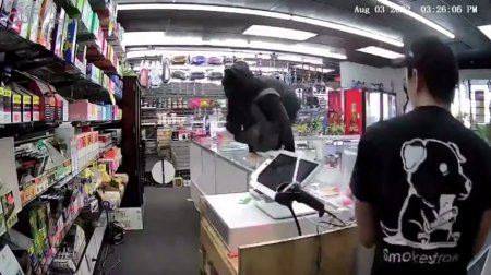 Owner Stabs Robber For Trying To Steal Some Expensive Vapes