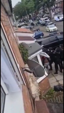 Idiot Jumped With A Knife On The Cops Until He Got An Electric Shock