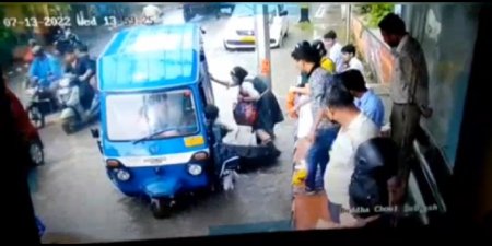 Woman electrocuted in rain while boarding a bus