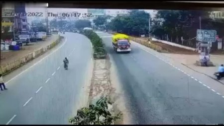 A Motorcyclist Violated The Rules And Was Crushed By A Truck. India
