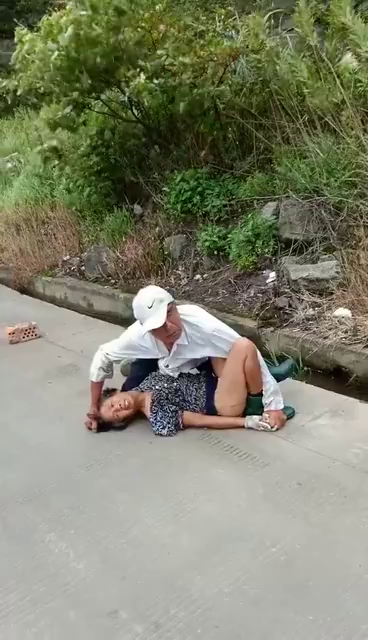 Dude Tries To Rape A Woman On The Road » Uncensored Videos .Murders, Executions, Suicide, Terrible accidents - New Content Only 