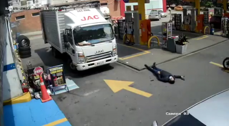 One Of The Robbers Who Attacked The Gas Station Was Killed, The Others Fled