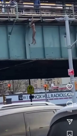 A Naked Man Fell From A Subway Overpass From The Third Floor