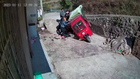 A Tuk-tuk Overturned On The Driver Who Fell Out Of The Cab