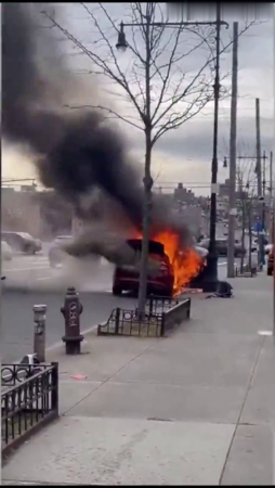 A Man Burned His Car In Front Of Passersby