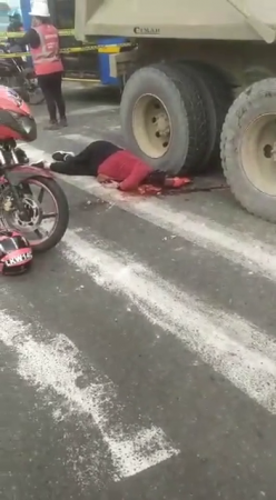 Motorcyclist's Head Crushed By Truck Wheels, But Helmet Comes Off Like New