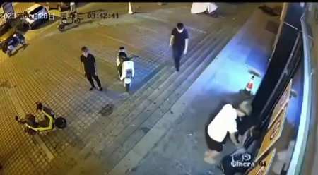 Several Young Men Smashed A Window And Robbed The Store. China