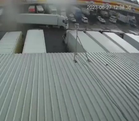 Lightning Kills A Man In A Truck Park
