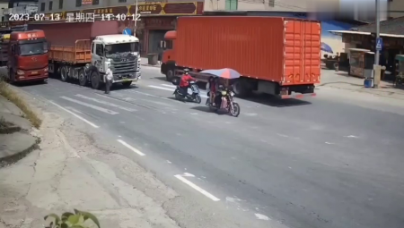 Truck Crushed A Old Man Crossing The Road In The  "Blind Zone"