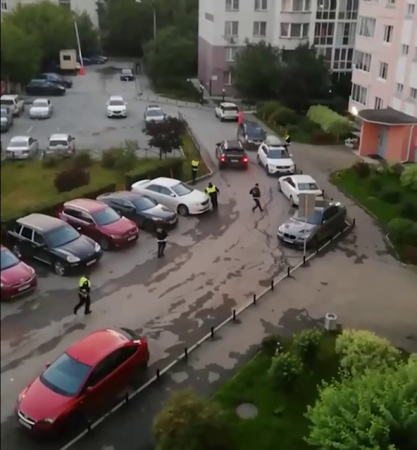 While Trying To Escape From The Police, The Porsche Cayenne Driver Damaged 8 Cars. Russia