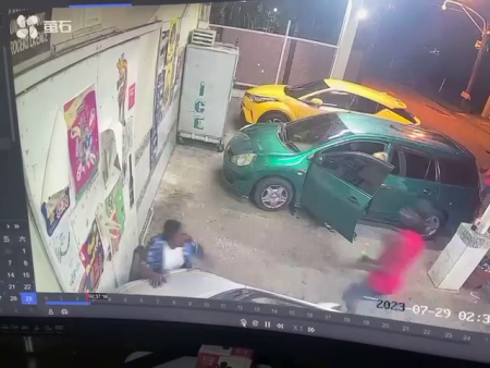 After A Conflict In A Bar, A Ferocious Dude Hit An Opponent With A Car And Beat Him With His Feet