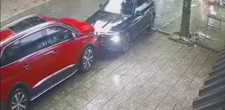 Angry Driver Rams The Car Clearing His Way