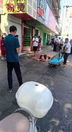 In The Middle Of The Day, A Man Cut Up A Woman On The Street. Perhaps It Was His Wife. China