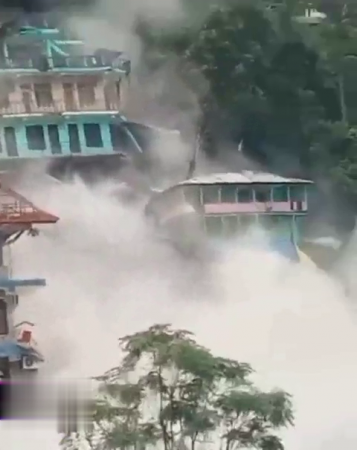 Heavy Rains In India Caused A Building To Collapse With Workers Inside