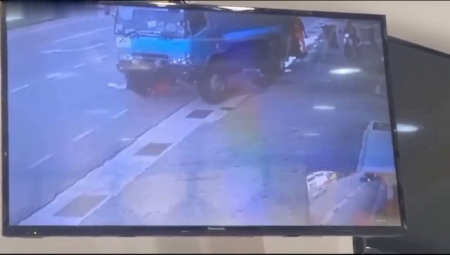 A Woman Got Off Her Bike And Was Crushed By A Garbage Truck