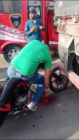 Convulsions Of A Motorcyclist Who Crashed Into A Truck... Apparently He Will Survive
