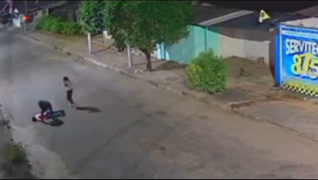 A Pair Of Criminals Robbed An Elderly Man By Stunning Him From Behind With A Blow To The Head. Sabana de Torres, Colombia