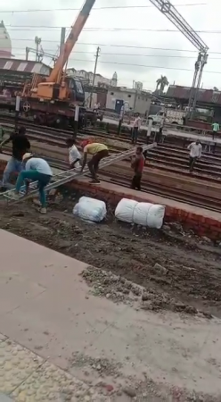 Two Workers Electrocuted While Installing A Pole On A Railway