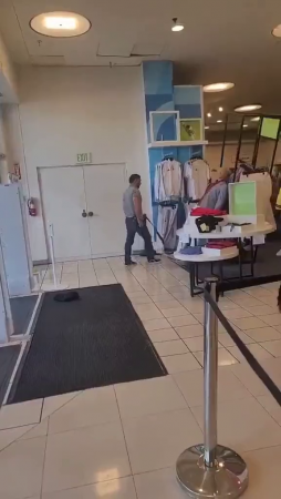 Citizen Subdues Shoplifter And Takes Back The Items That He Stole