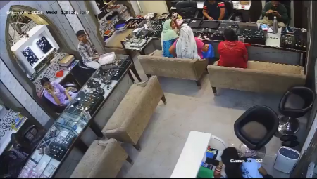 Robbers Robbed A Jewelry Store Of Over 3 Million Rupees