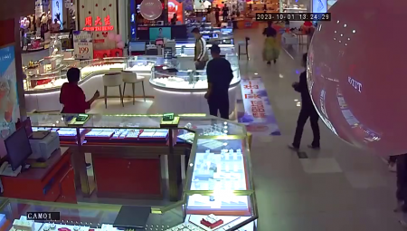 A Man Stabbed A Woman From A Jewelry Store Salesperson. China