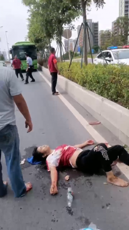 A Man Killed His Wife With A Knife On The Road. China