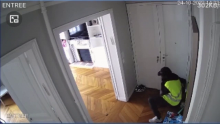 Robbers Disguised As Couriers Broke Into The House. Paris