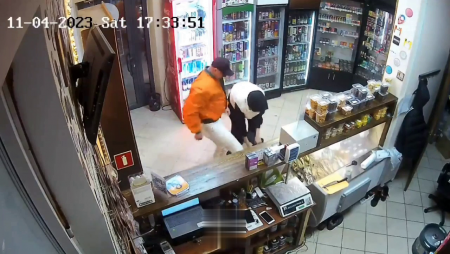 A Man And A Woman Store Visitors Attacked The Seller For No Reason. Russia