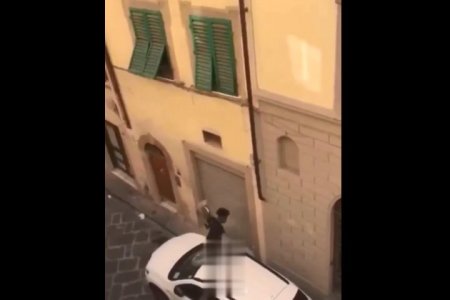 Crazy Dude Smashed Someone Else's Car Until The Police Detained Him