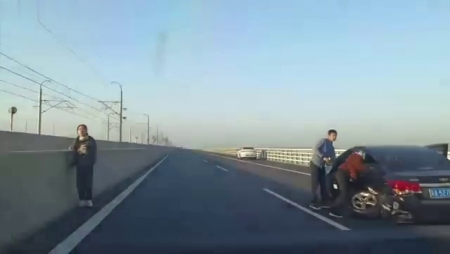 Motorcycle Overtook And Hit The Vehicle In Front, The Rider Fell Into The Lake And Died. China