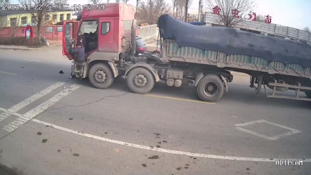 A Motorcyclist Drove Into The Middle Of The Road And Became Confused In Front Of An Approaching Lorry