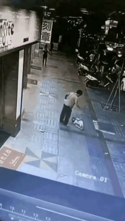 Child Warning! Woman Kicks A Girl On The Sidewalk