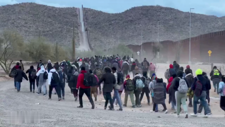 Huge Group Of Illegals Pouring Through In Arizona, USA.