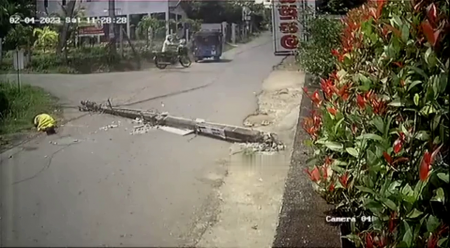 Woman Killed By Collapsing  Electrical Pole. India