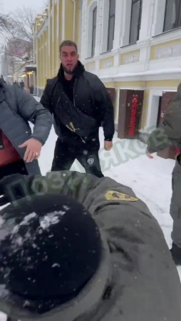Dude Fights With Two Store Security Guards. Yekaterinburg, Russia