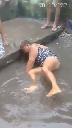 A Huge Woman Tries To Drown Her Rival During A Fight
